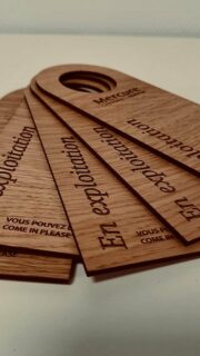 ✨Création pour l'hôtel Mercure à Cabourg ! Des accroches portes en bois gravées avec soin, accompagnées de portes-clés, créés à partir de chutes de bois ✨ 
Merci pour votre confiance @mercurecabourg
#mercurecabourg #création #accrochesportes #gravure